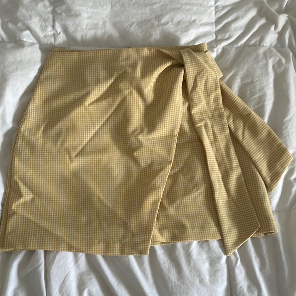 Aritzia Wilfred skirt. Never worn, yellow skirt with tie detail